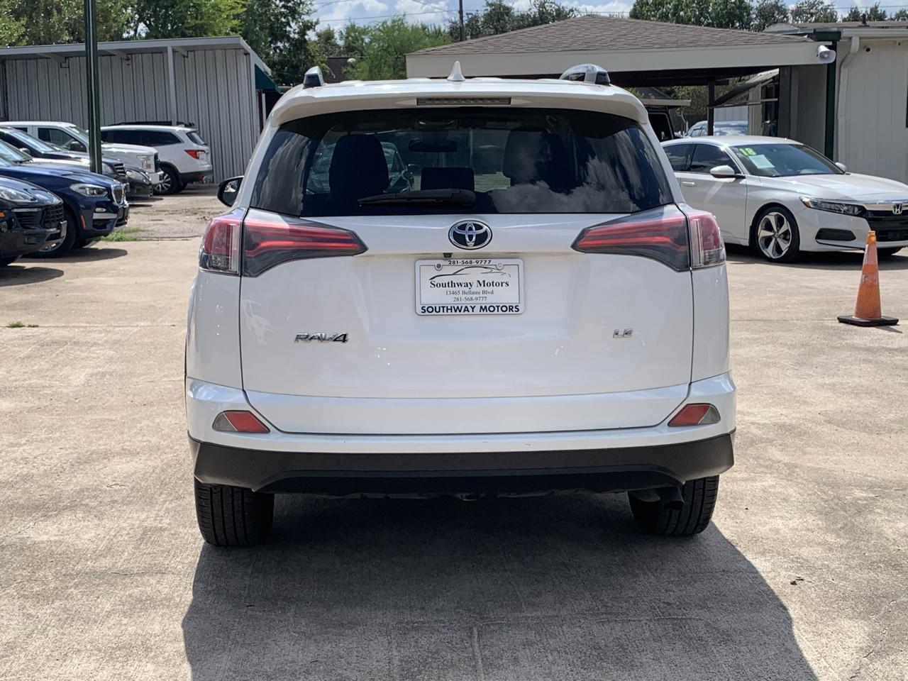Toyota RAV4 LE FWD 2018