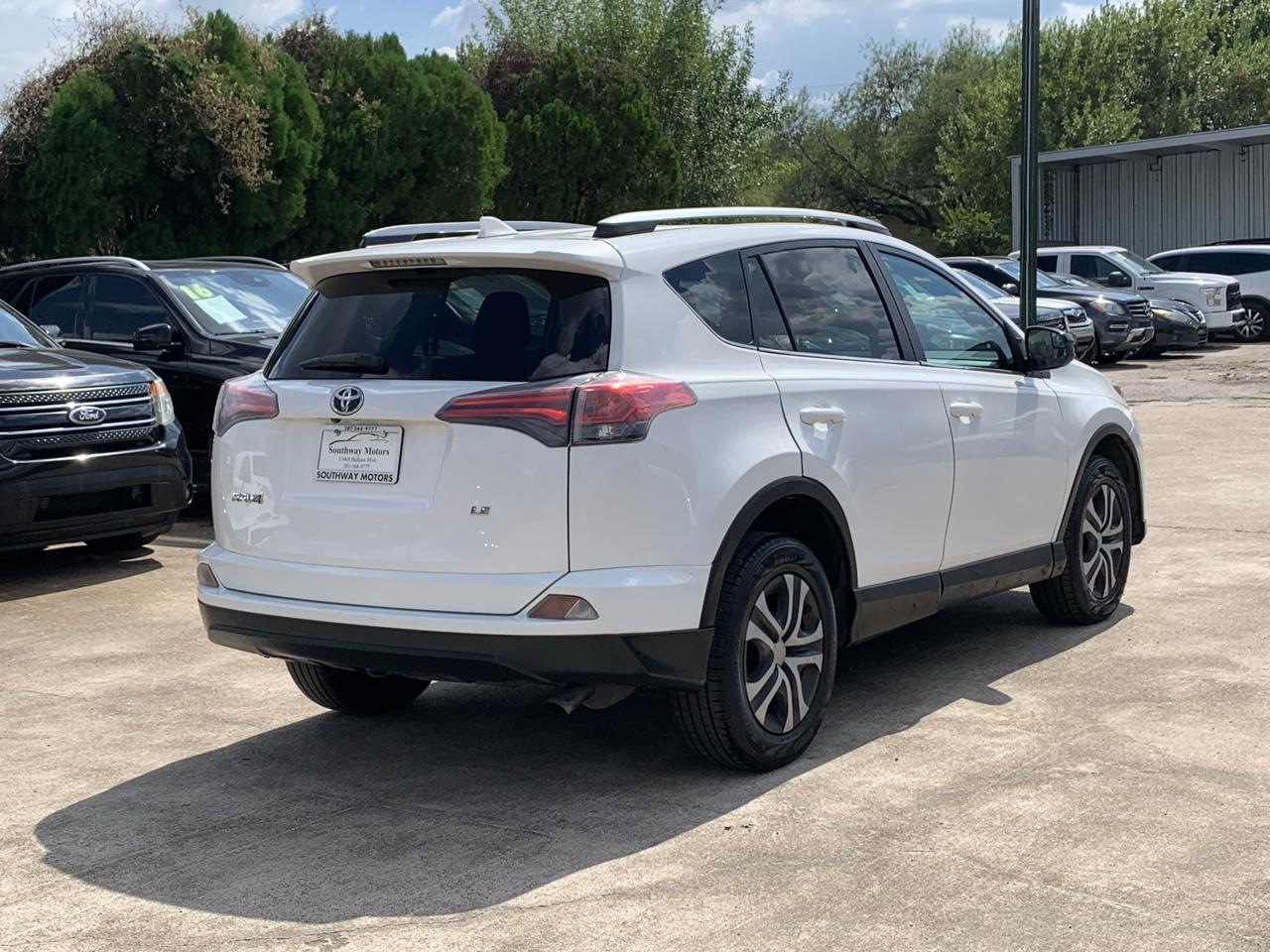 Toyota RAV4 LE FWD 2018