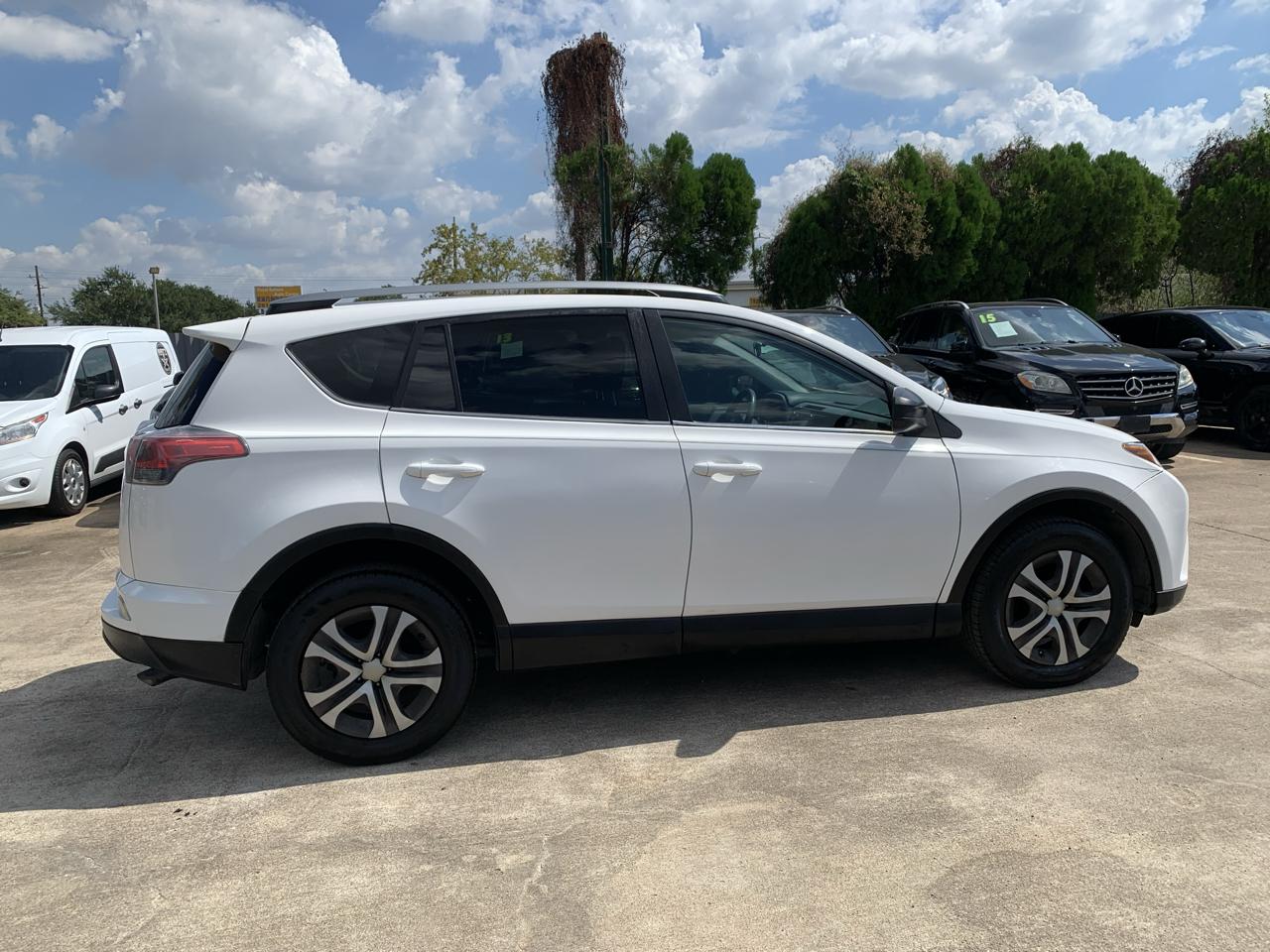 Toyota RAV4 LE FWD 2018