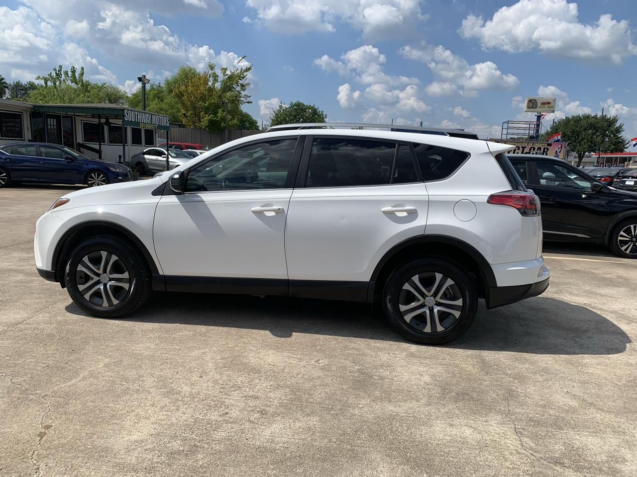 Toyota RAV4 LE FWD 2018
