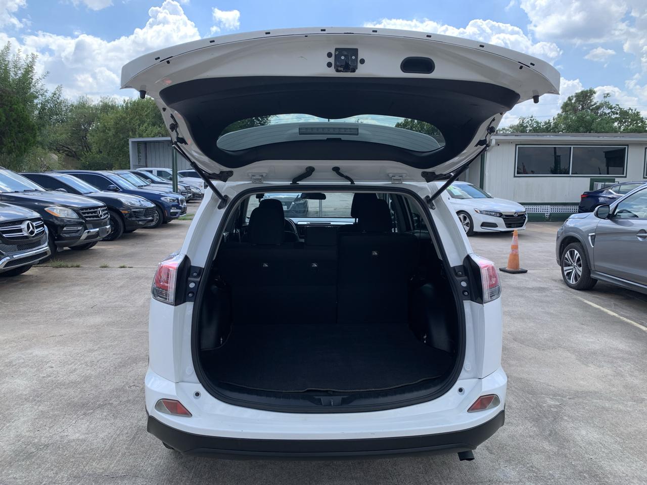 Toyota RAV4 LE FWD 2018