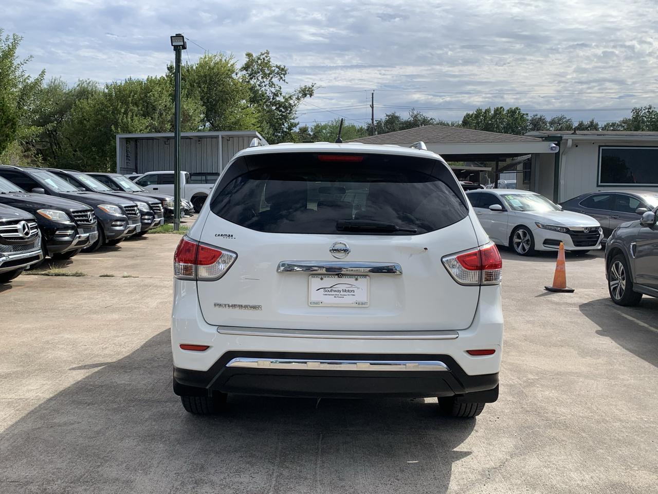 Nissan Pathfinder SV 2WD 2015