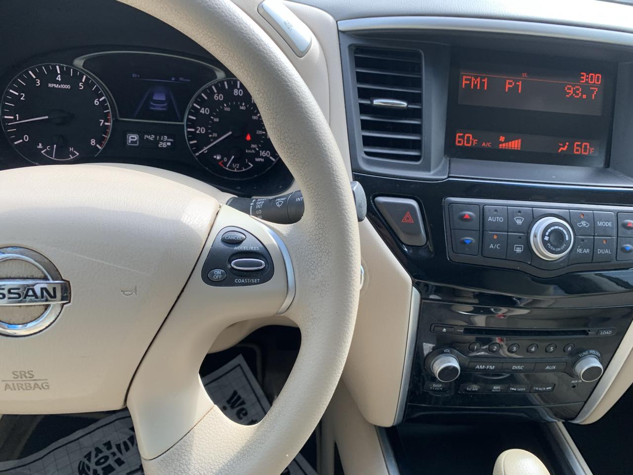 Nissan Pathfinder SV 2WD 2015