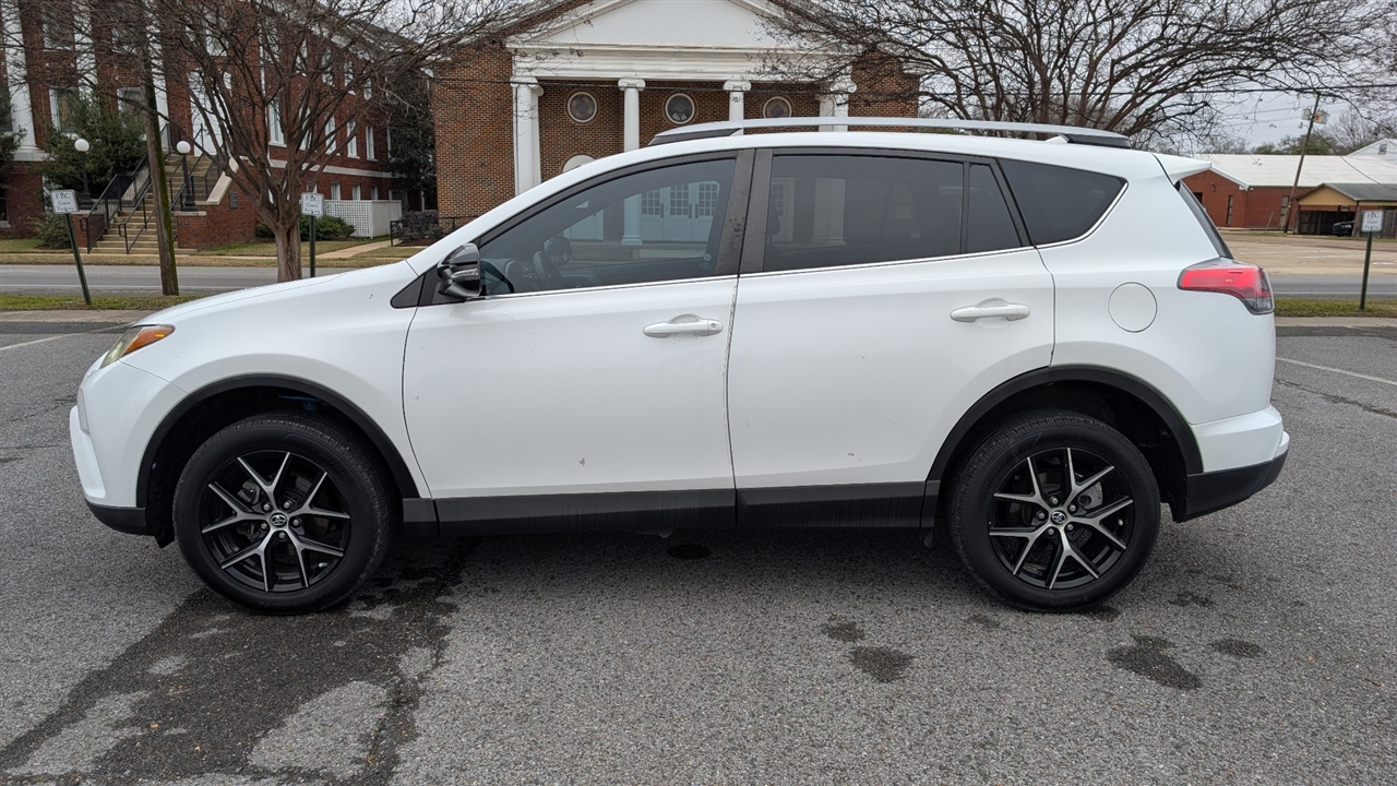 Toyota RAV4 SE FWD 2017