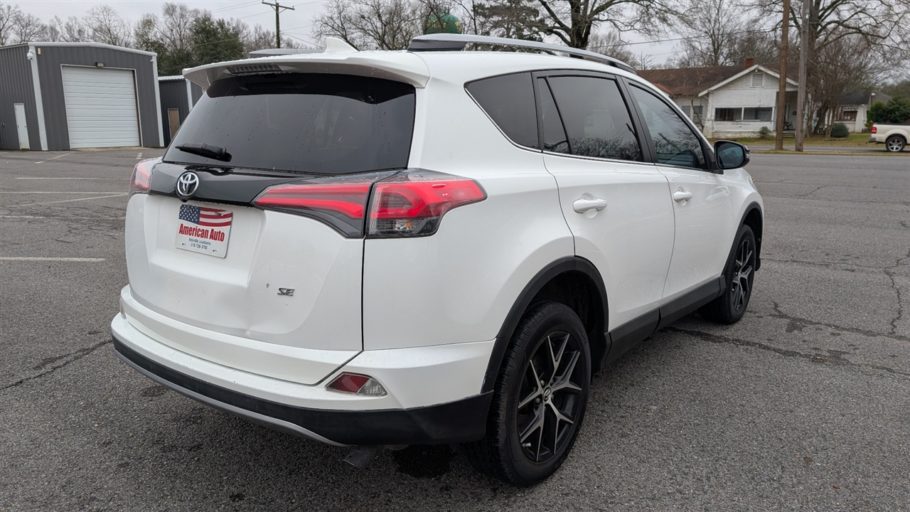 Toyota RAV4 SE FWD 2017