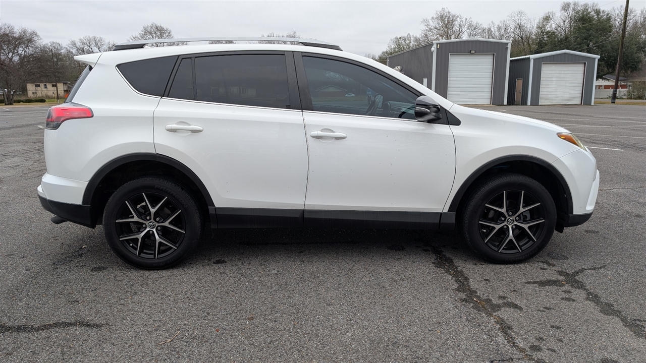 Toyota RAV4 SE FWD 2017
