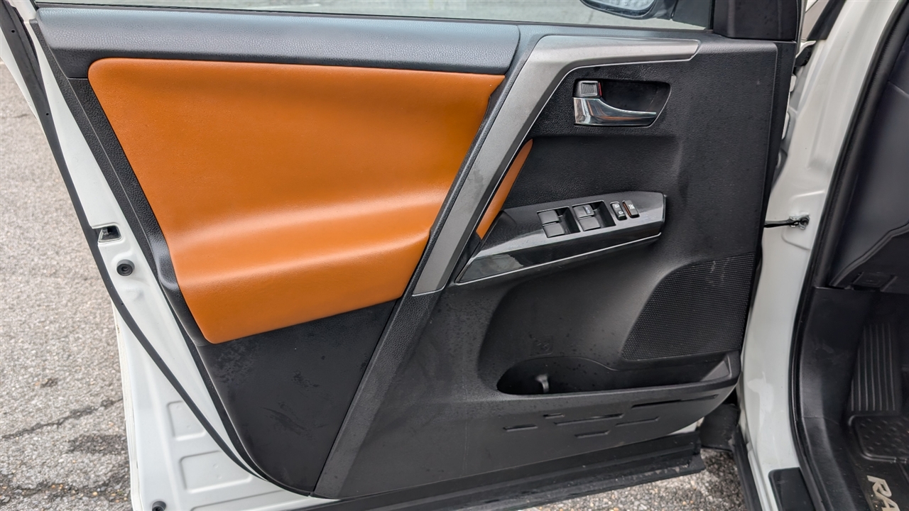 Toyota RAV4 SE FWD 2017