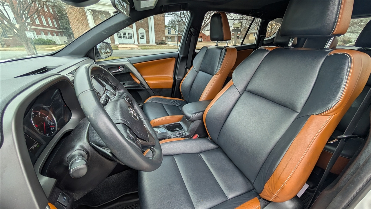 Toyota RAV4 SE FWD 2017