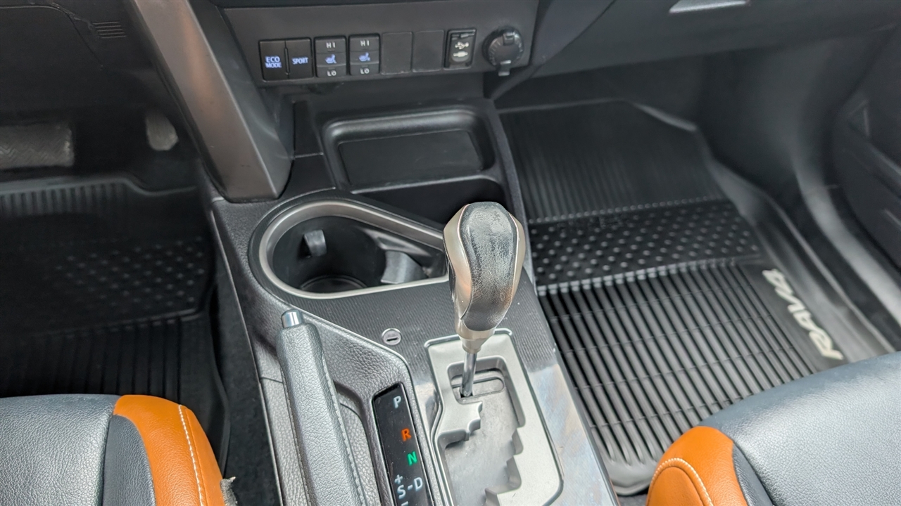 Toyota RAV4 SE FWD 2017