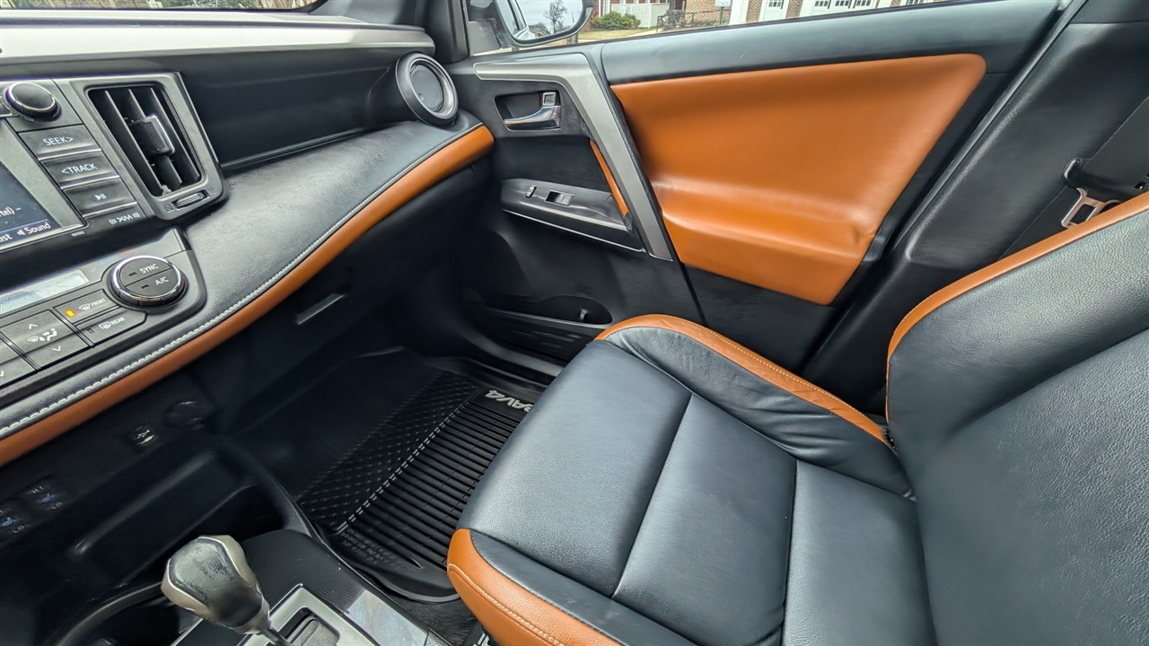 Toyota RAV4 SE FWD 2017