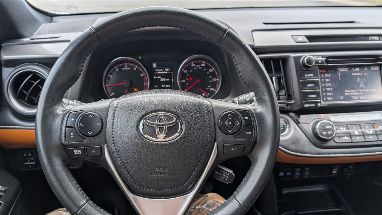 Toyota RAV4 SE FWD 2017