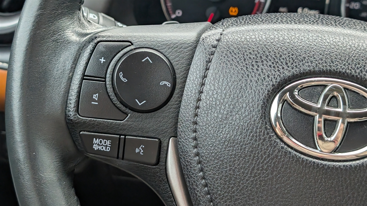 Toyota RAV4 SE FWD 2017