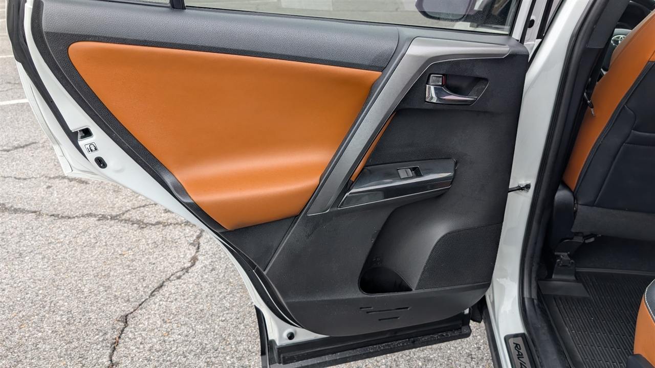 Toyota RAV4 SE FWD 2017