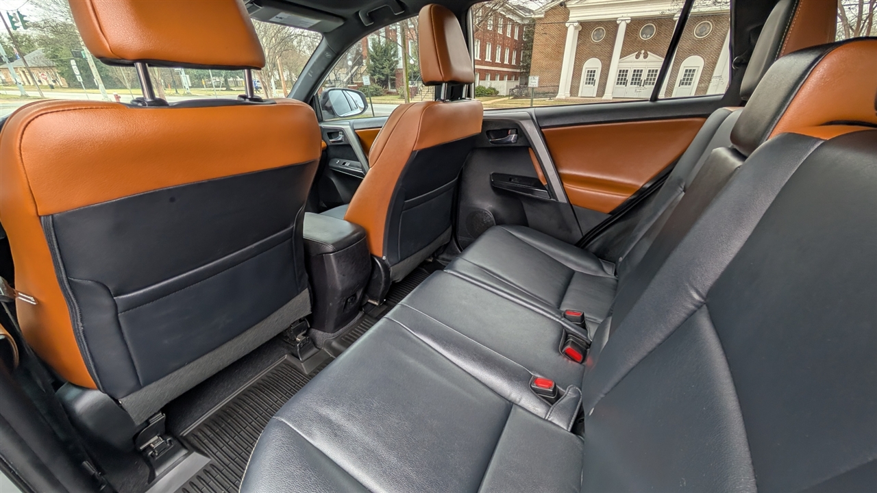 Toyota RAV4 SE FWD 2017