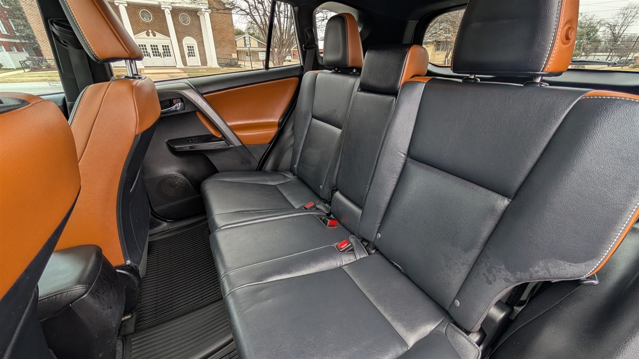 Toyota RAV4 SE FWD 2017