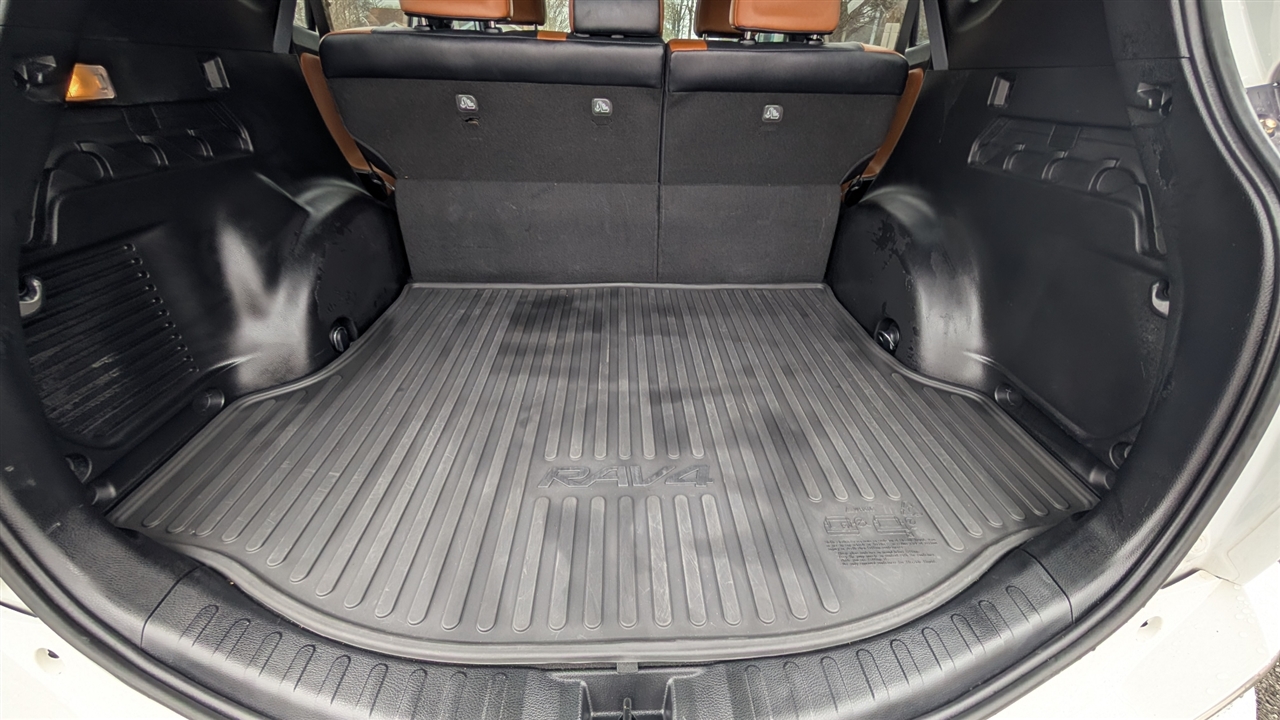 Toyota RAV4 SE FWD 2017