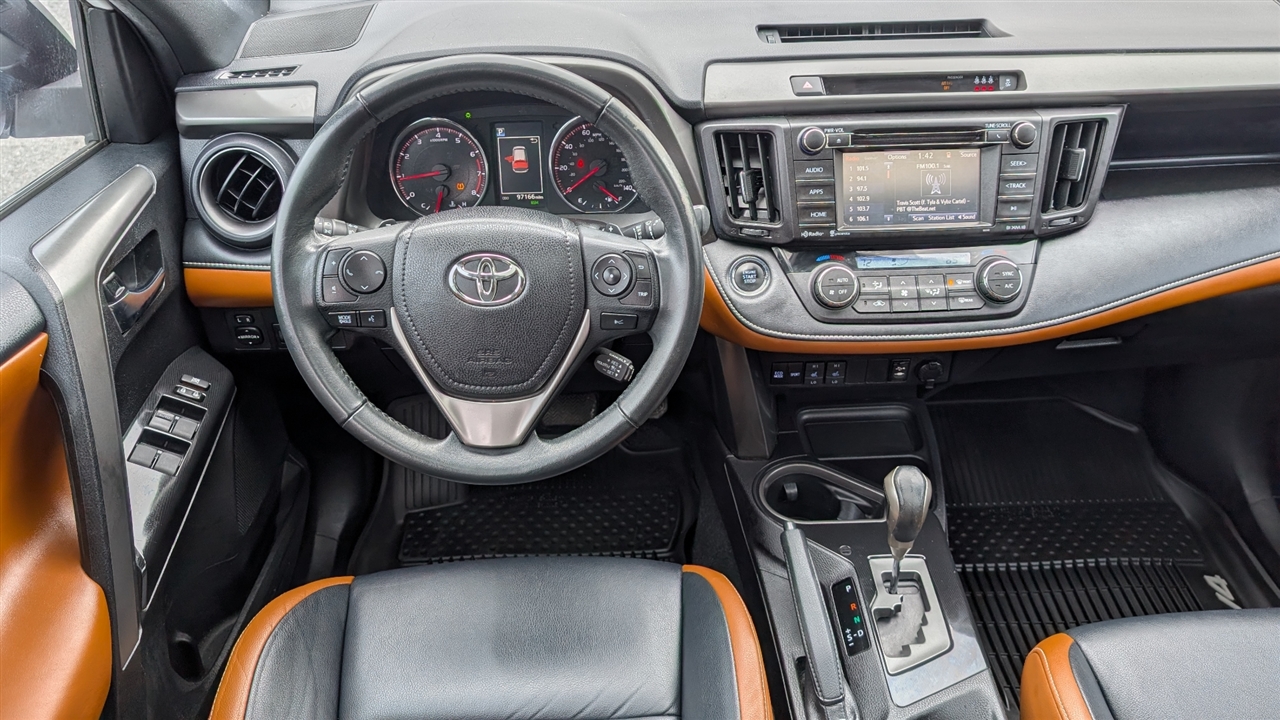 Toyota RAV4 SE FWD 2017