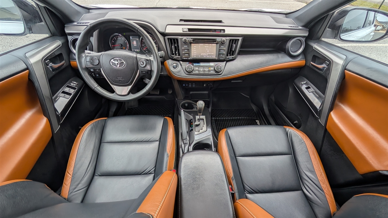 Toyota RAV4 SE FWD 2017