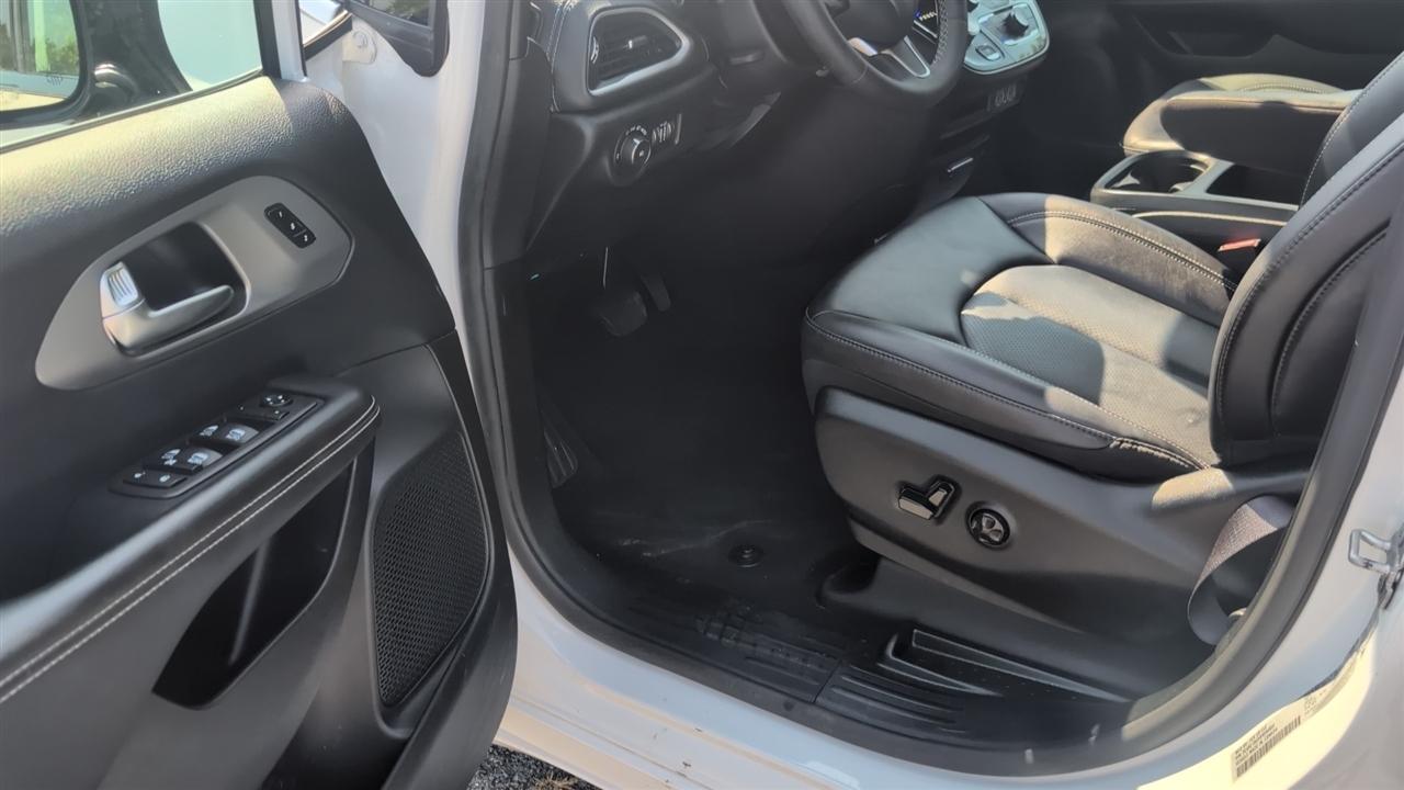 Chrysler Pacifica Select 2025