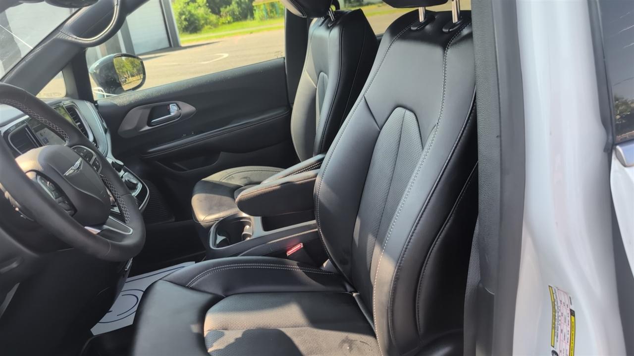 Chrysler Pacifica Select 2025