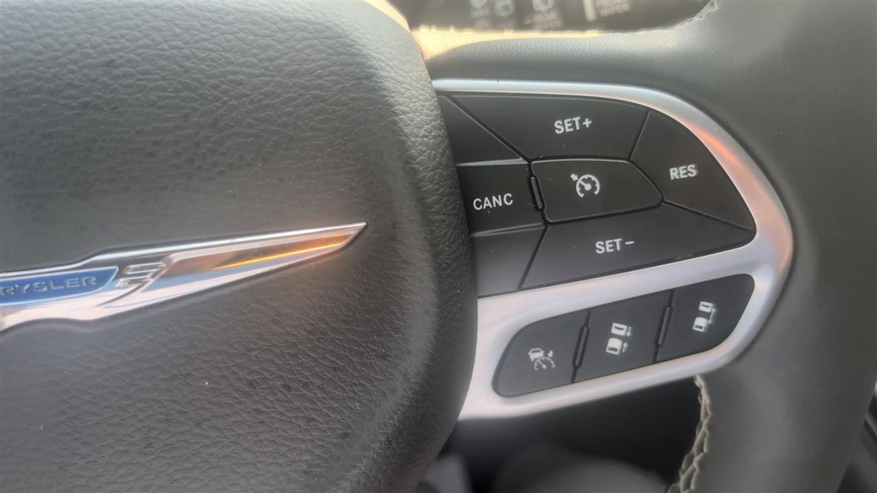 Chrysler Pacifica Select 2025