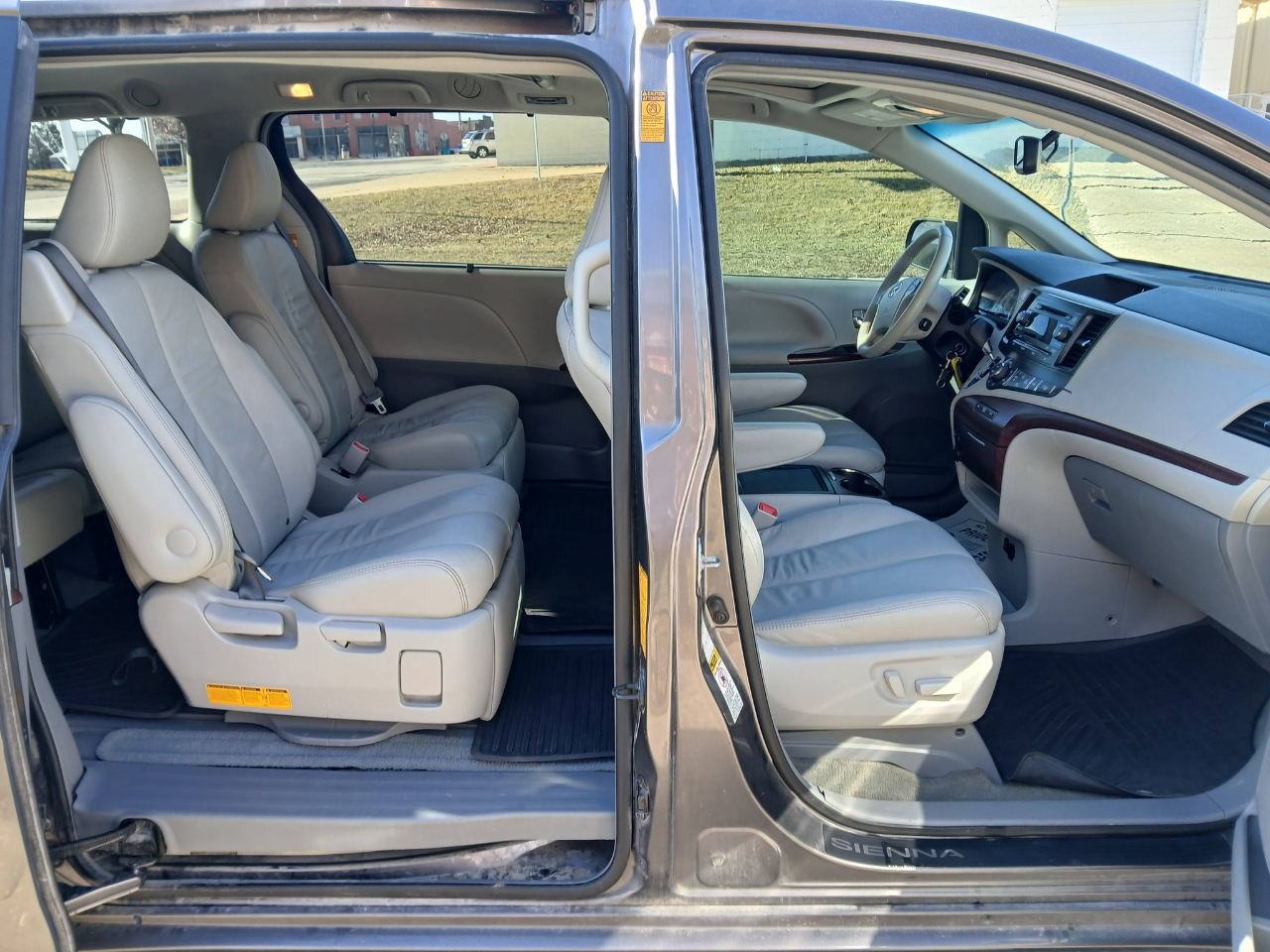 Toyota Sienna Limited AWD 7-Passenger V6 2013