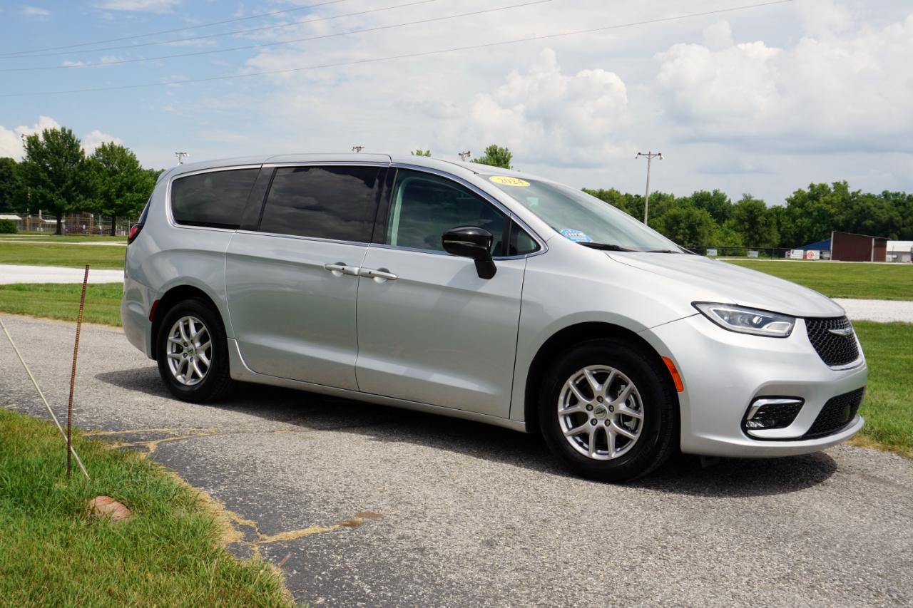 Chrysler Pacifica Touring L 2024