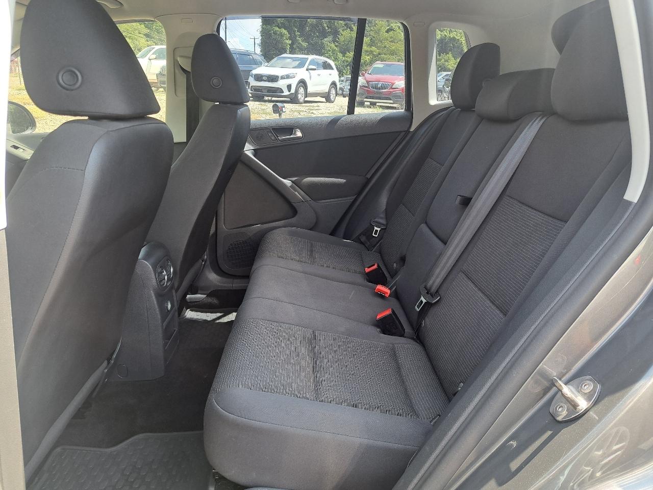 Volkswagen Tiguan S 2017