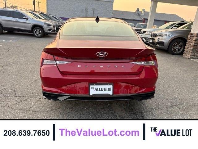 Hyundai Elantra  2022