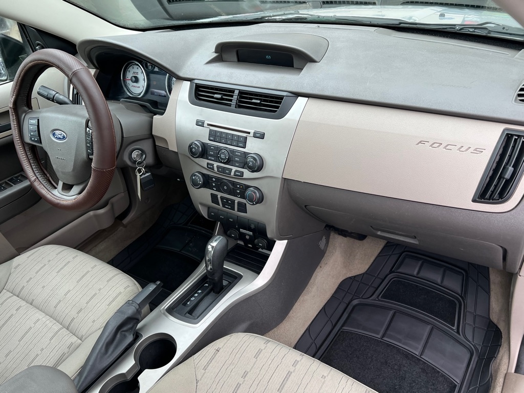 Ford Focus 4dr Sdn SE 2009