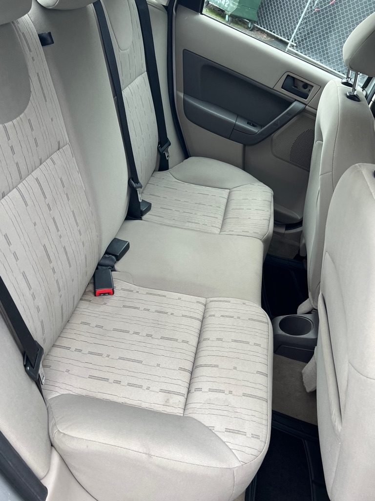 Ford Focus 4dr Sdn SE 2009