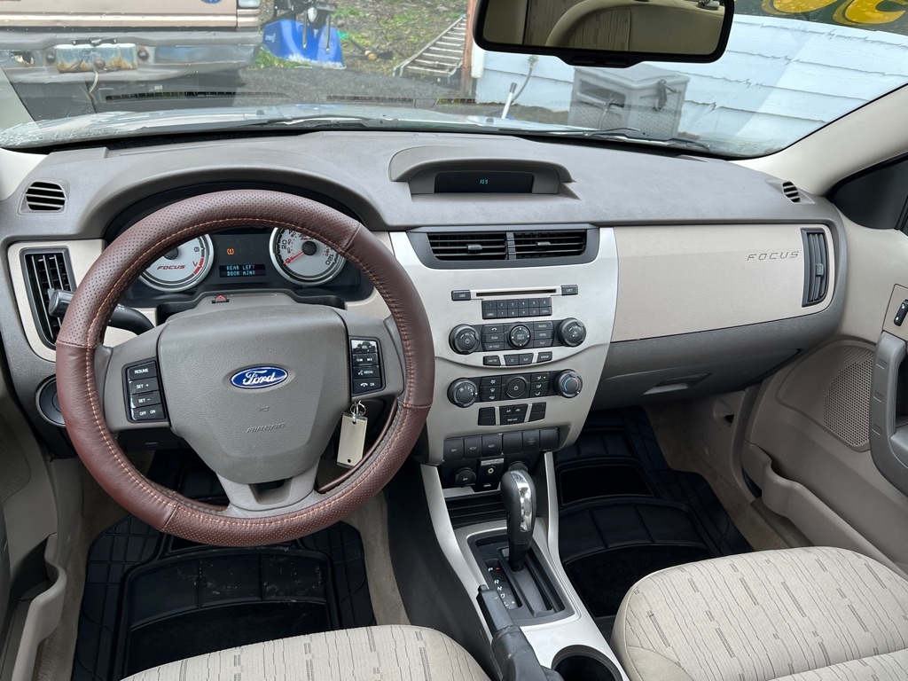 Ford Focus 4dr Sdn SE 2009
