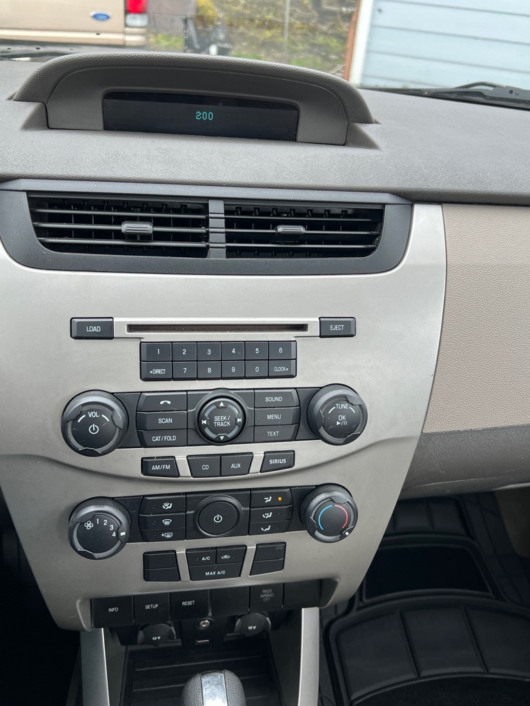 Ford Focus 4dr Sdn SE 2009