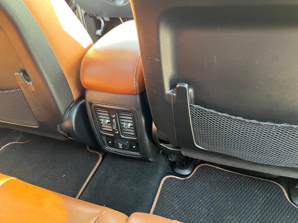 Jeep Grand Cherokee 4WD 4dr Overland Summit 2011