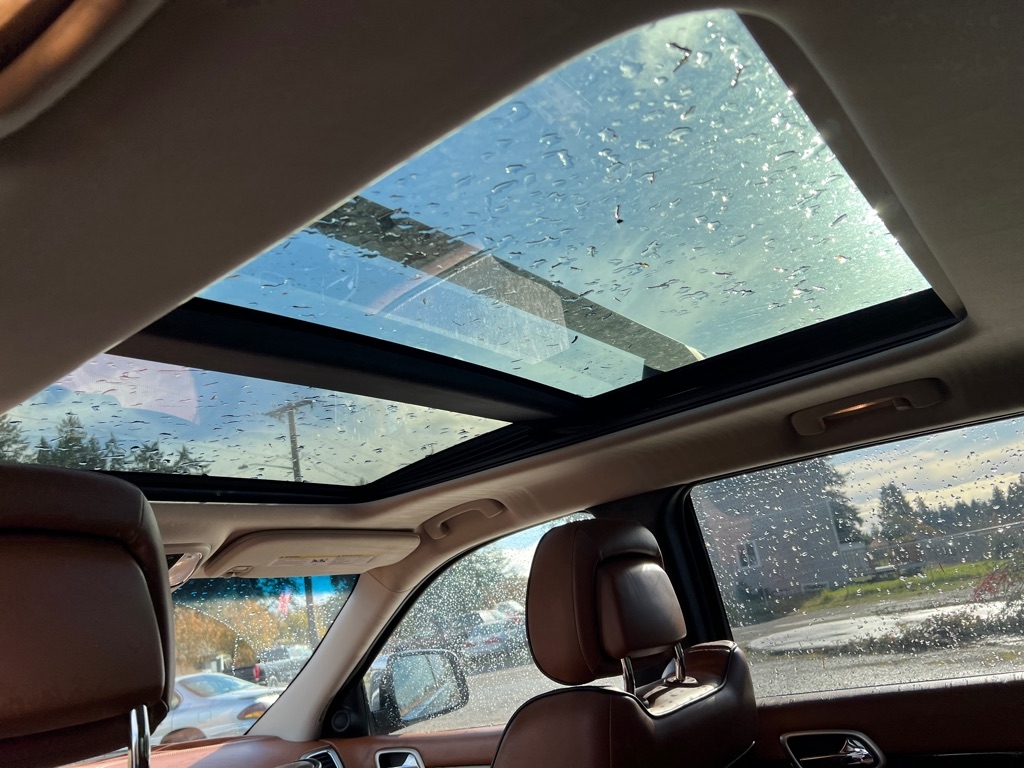 Jeep Grand Cherokee 4WD 4dr Overland Summit 2011