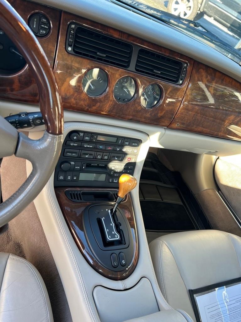 Jaguar XK8 2dr Cpe 2001