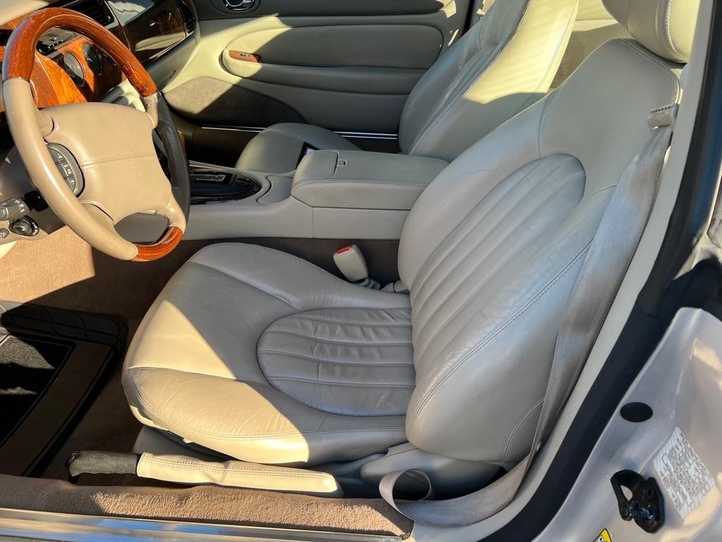 Jaguar XK8 2dr Cpe 2001
