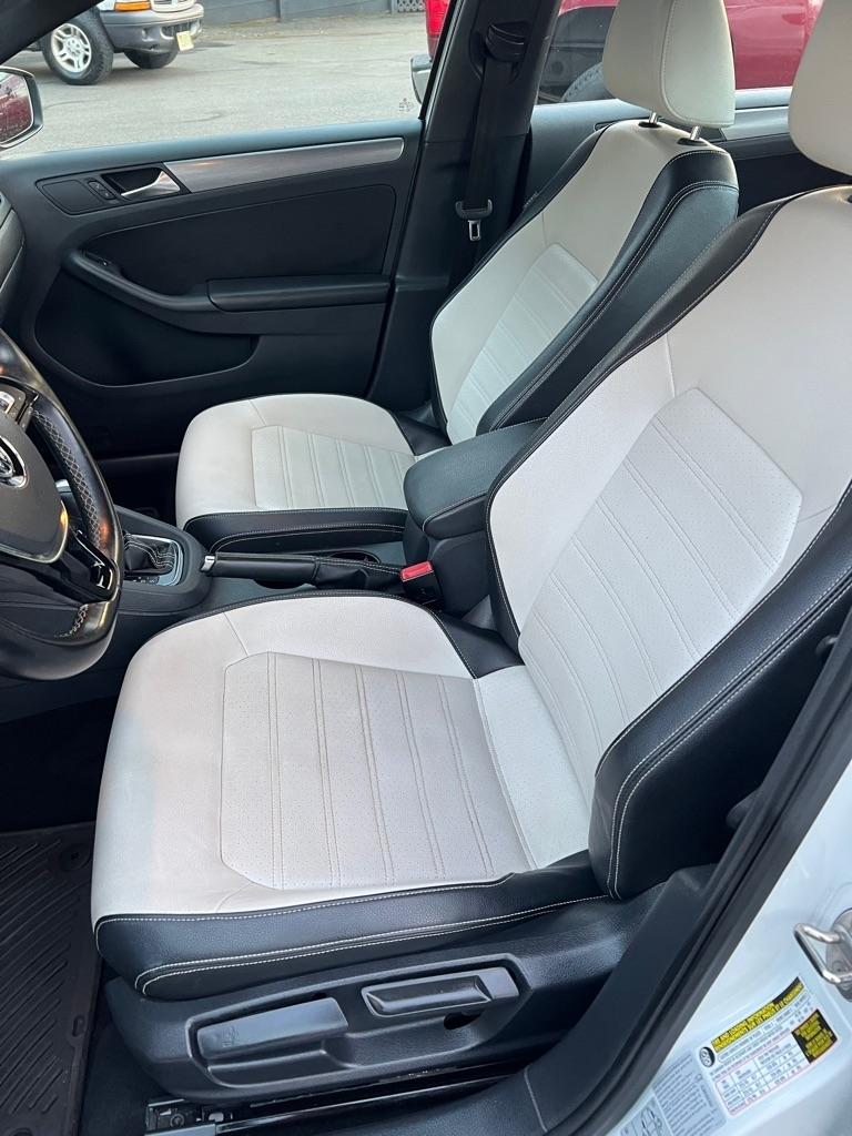 Volkswagen Jetta Sedan 4dr Auto 1.8T Sport PZEV 2016