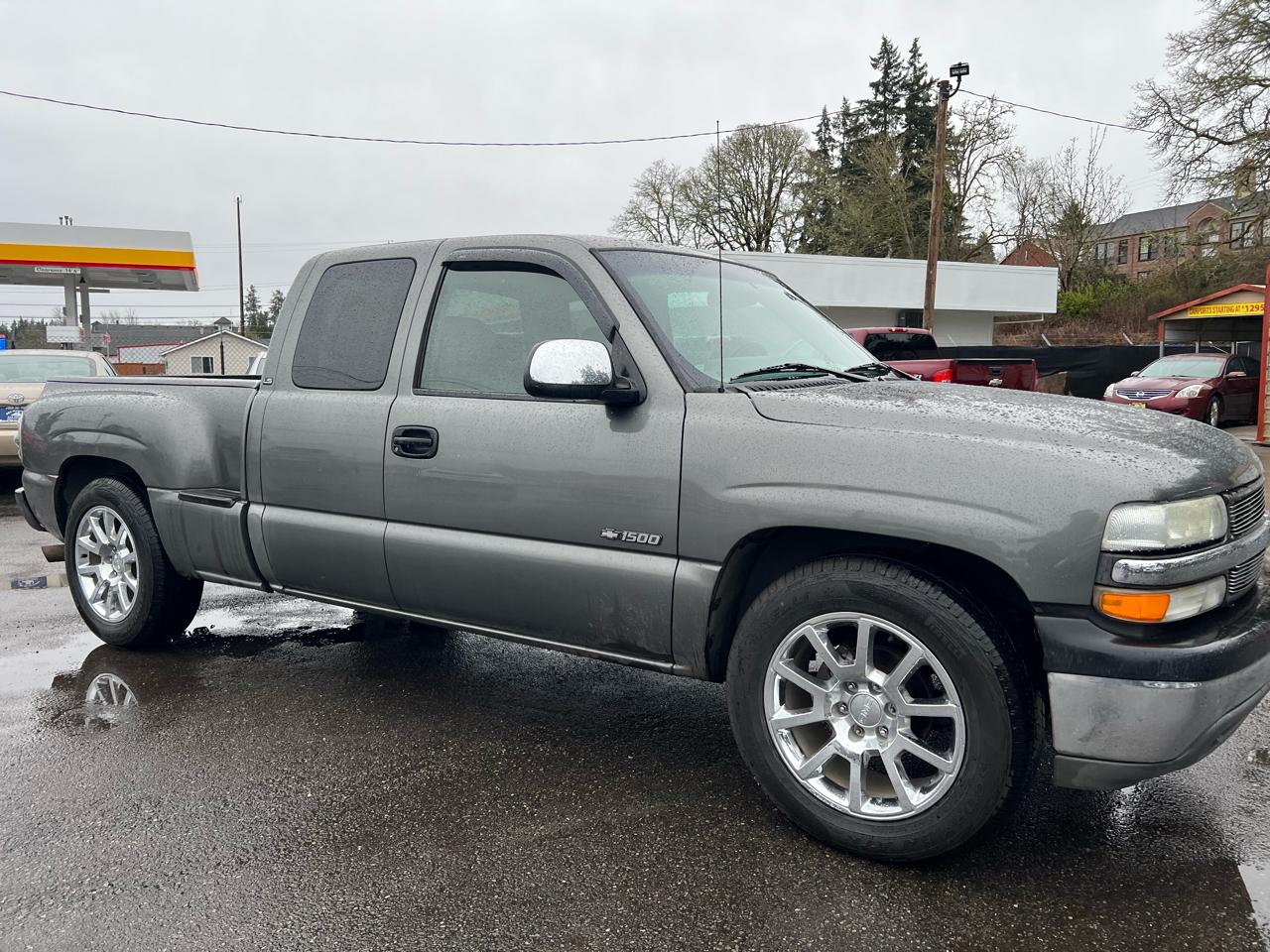 Chevrolet Silverado 1500 Ext Cab 143.5" WB LS 2002