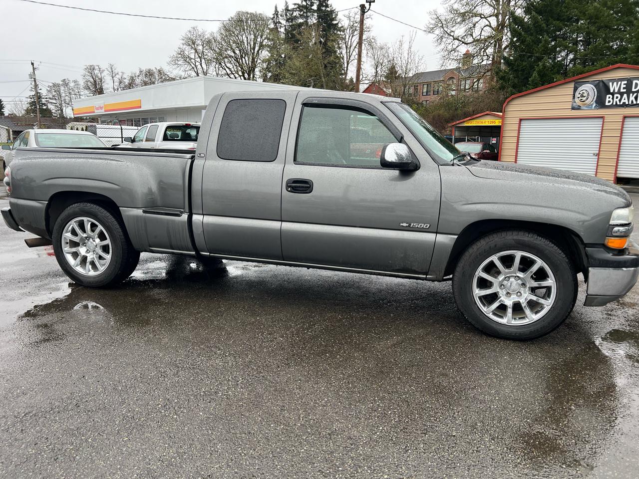 Chevrolet Silverado 1500 Ext Cab 143.5" WB LS 2002