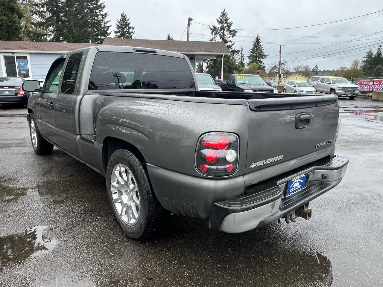 Chevrolet Silverado 1500 Ext Cab 143.5" WB LS 2002