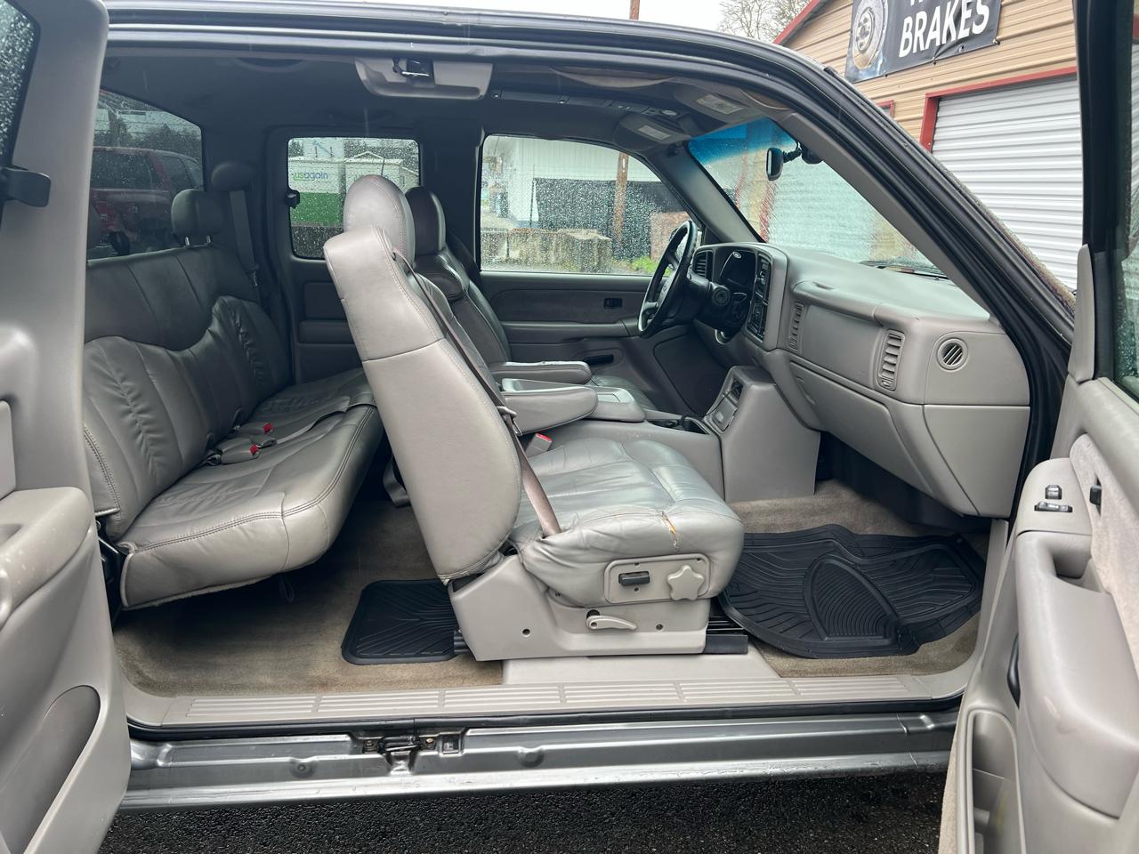 Chevrolet Silverado 1500 Ext Cab 143.5" WB LS 2002