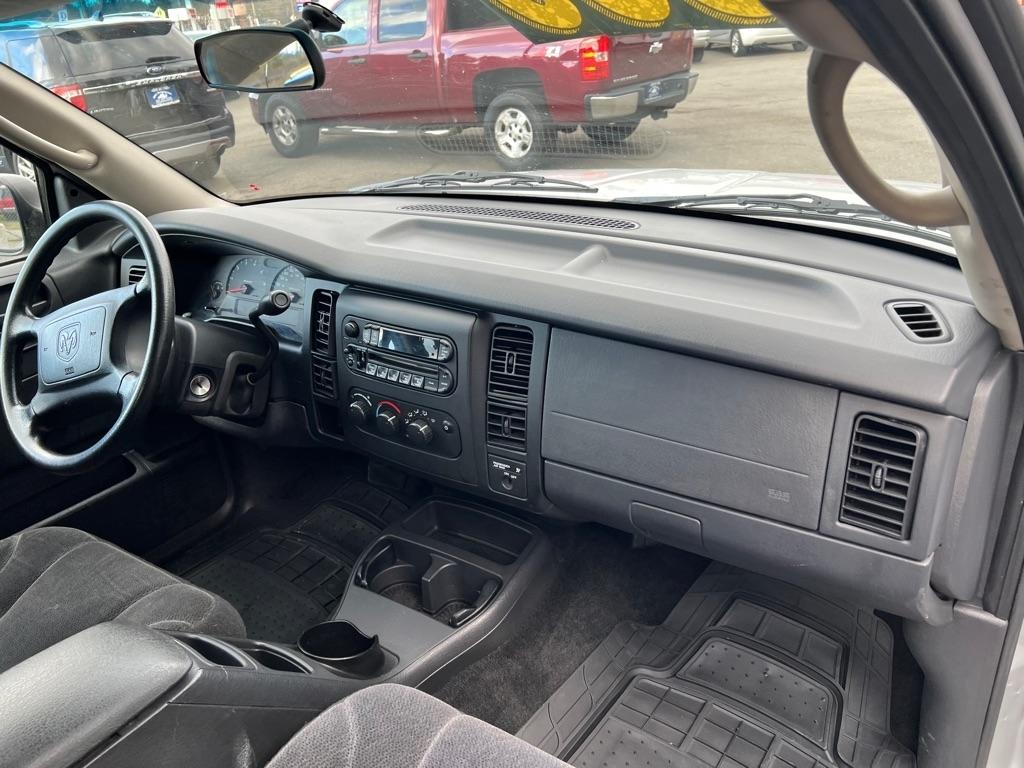 Dodge Dakota 2dr Club Cab 131" WB Base 2003