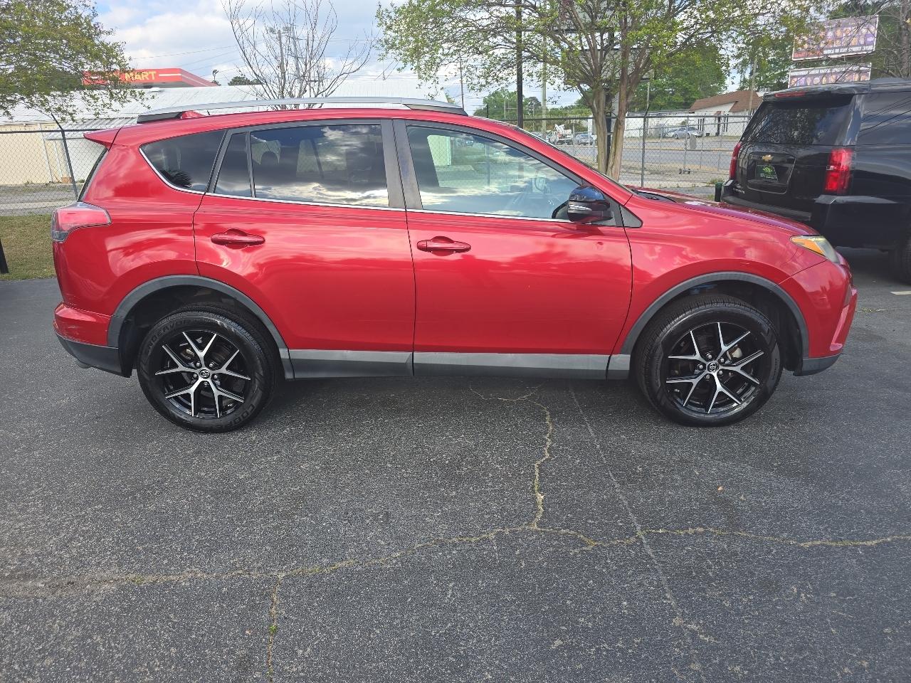 Toyota RAV4 SE FWD (Natl) 2017