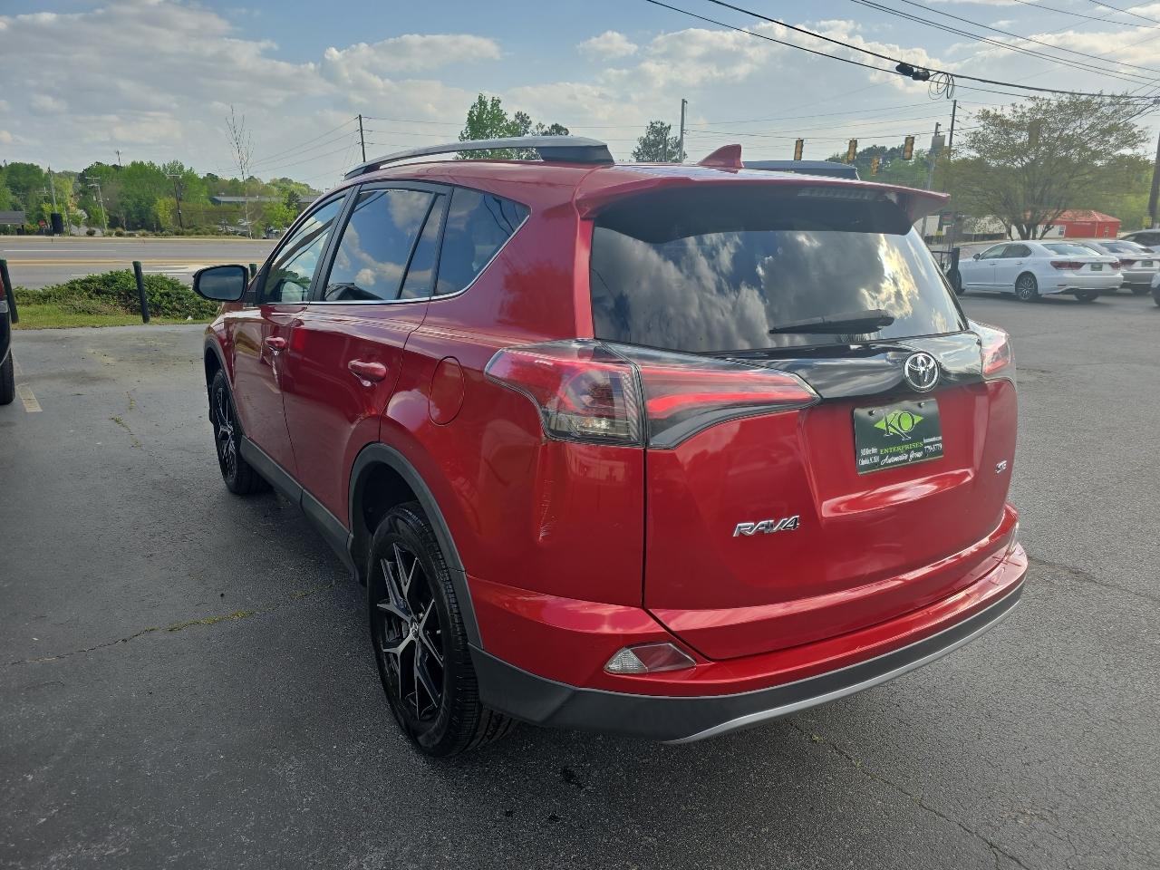 Toyota RAV4 SE FWD (Natl) 2017