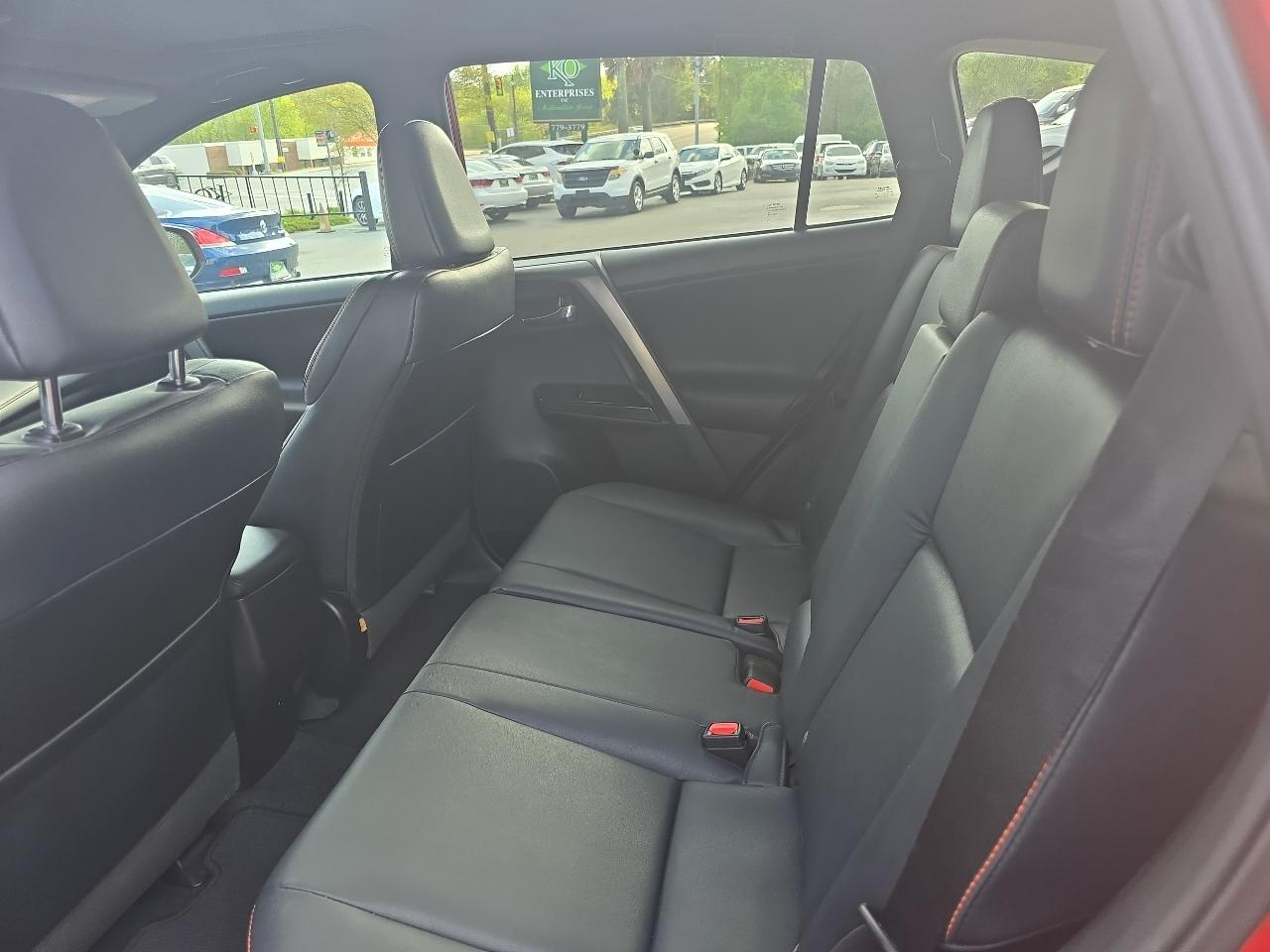 Toyota RAV4 SE FWD (Natl) 2017