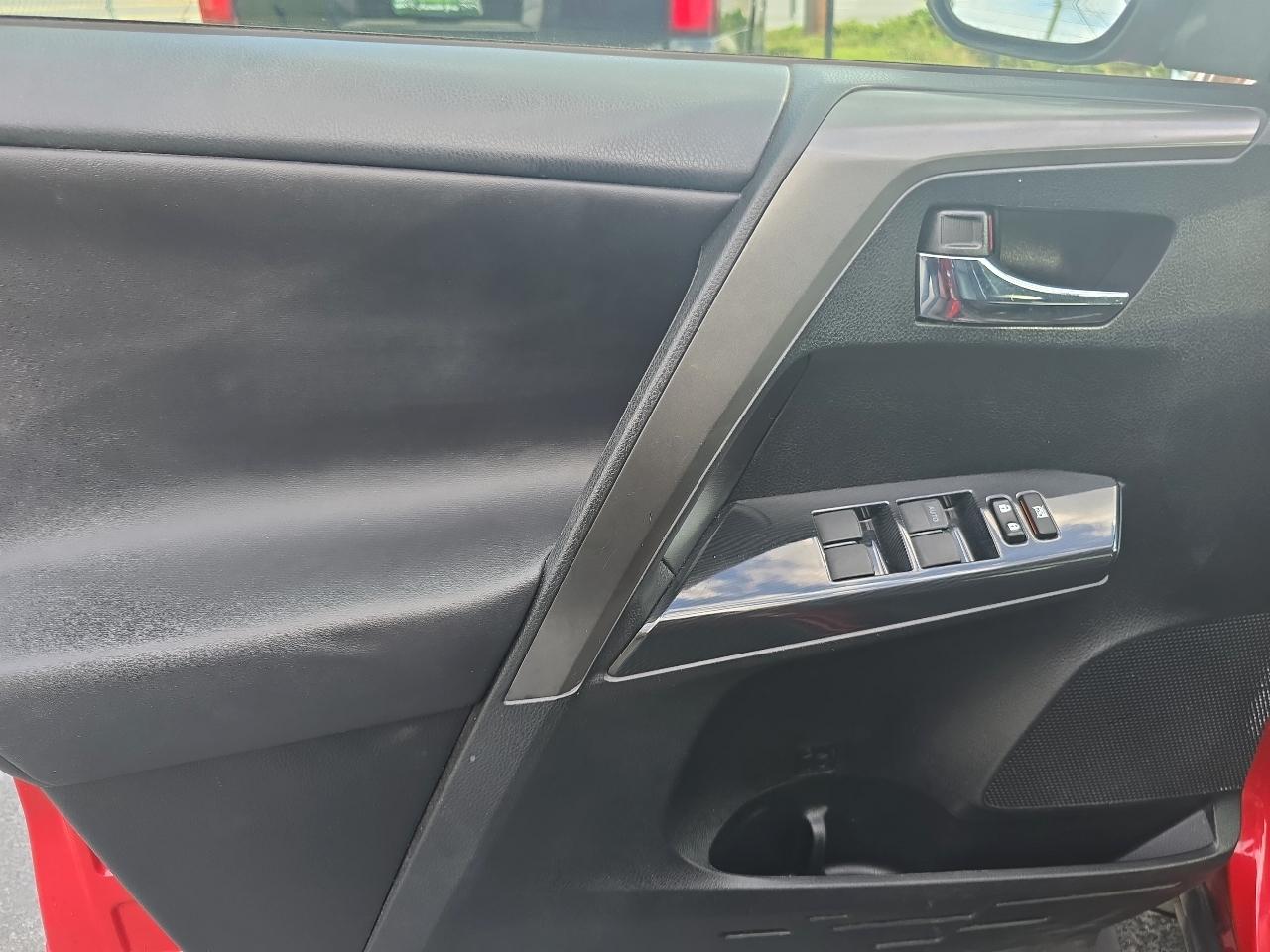 Toyota RAV4 SE FWD (Natl) 2017