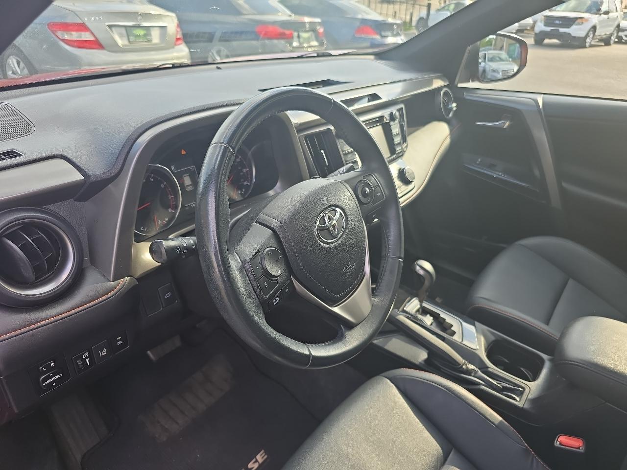 Toyota RAV4 SE FWD (Natl) 2017