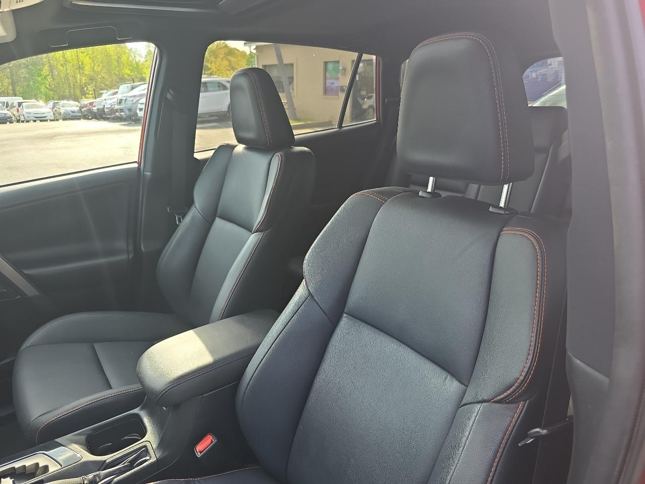 Toyota RAV4 SE FWD (Natl) 2017