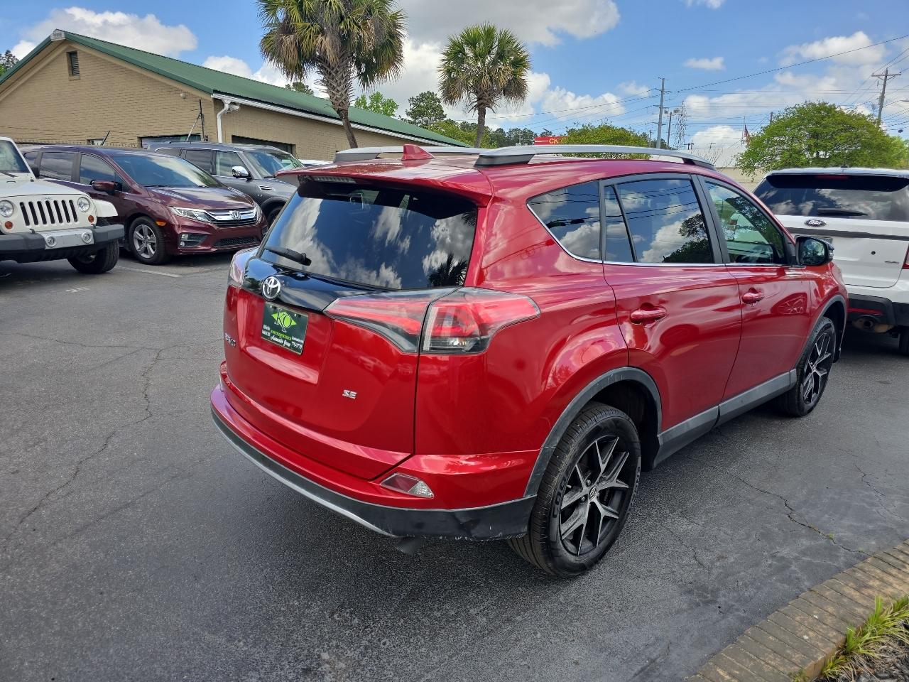 Toyota RAV4 SE FWD (Natl) 2017